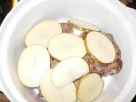 Paprastoji troškinys iš bulvių ir cukinijų