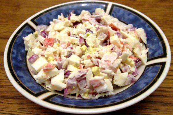 Kalmarų salotos ir krabų lazdelės receptas su nuotrauka labai skanu