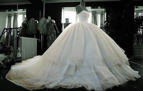 Kaip pasirinkti gražią vestuvių suknelę?